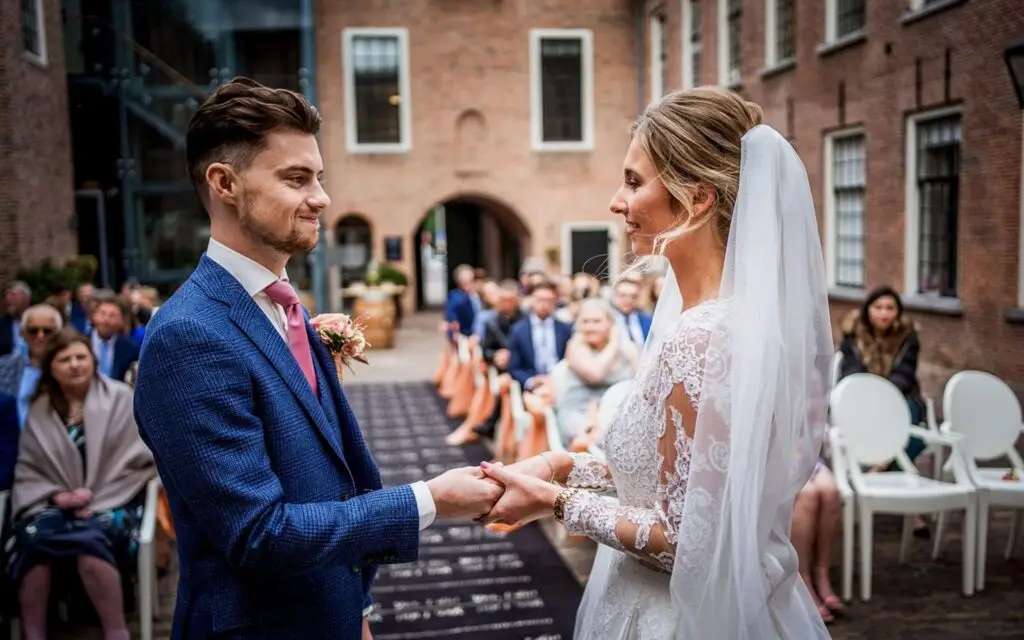 Huwelijksceremonie op de binnenplaats buiten trouwen kasteel woerden